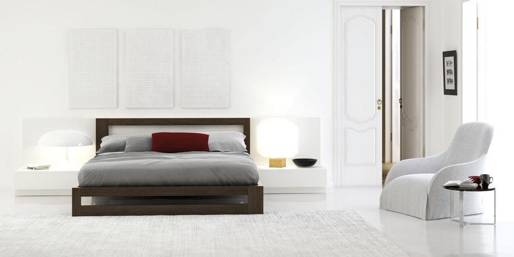 Cama oscura en habitación blanca