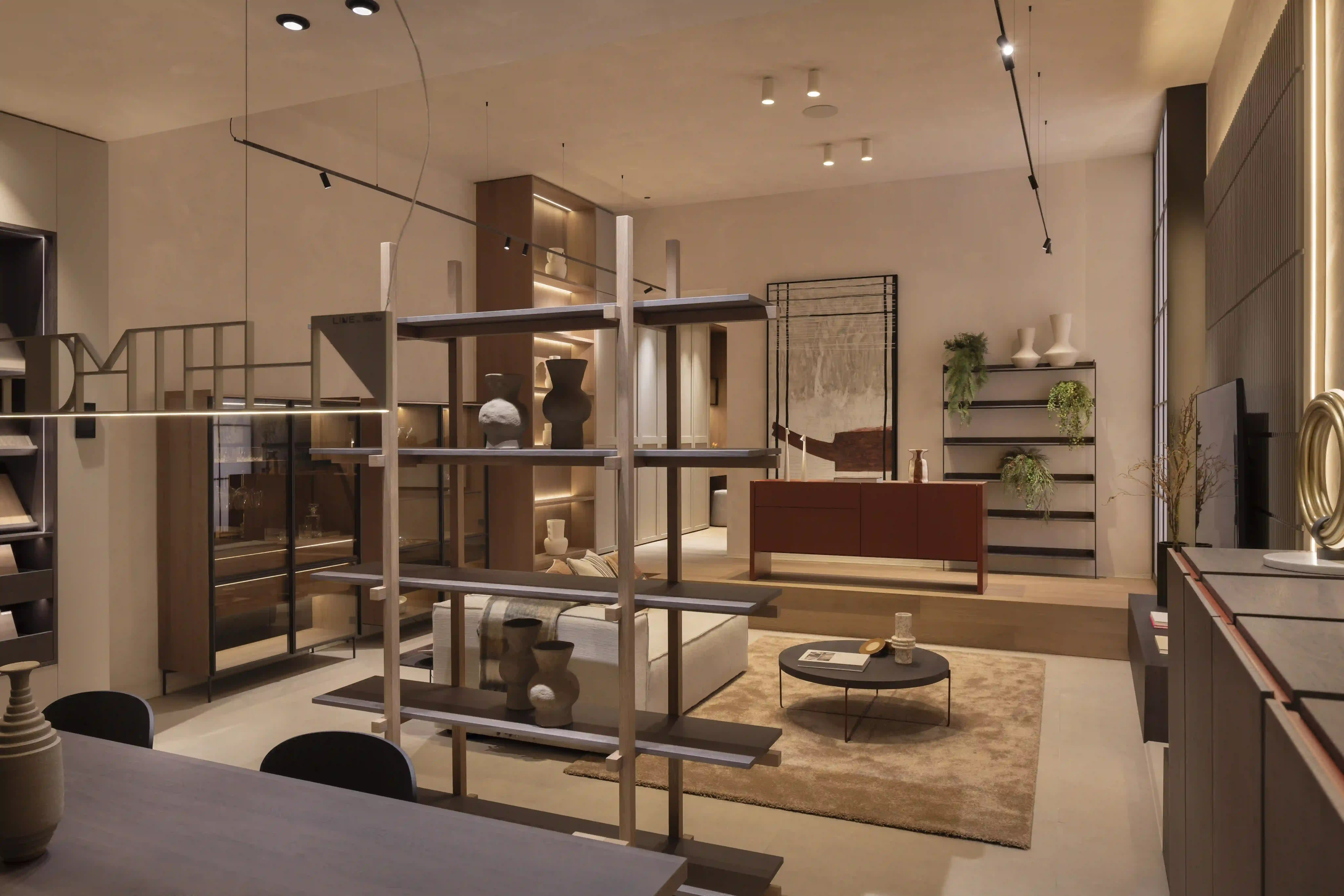Showroom de diseño con mobiliario contemporáneo, estanterías abiertas e iluminación ambiental